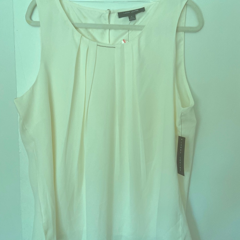 Larry Levine. Ivory sleeveless top. Size XL. NWT